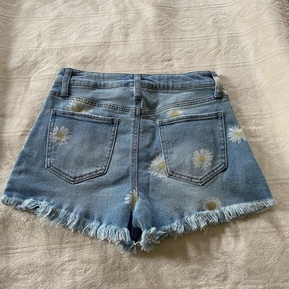 Material Girl printed denim shorts with daisies juniors size 5 - Picture 2 of 3
